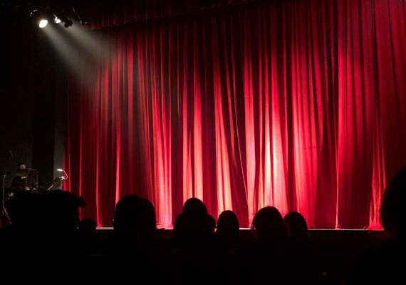 Toneelles op dinsdagavond